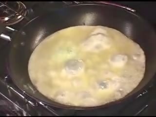 Berikutnya benda kanan setelah ejakulasi rame-rame - scrambled eggs