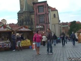 Vovó turista saltos em pica-pau