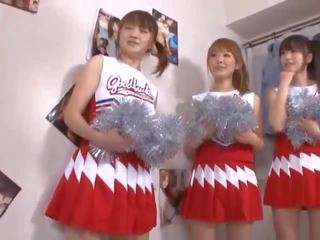 Tiga besar tetek jepang cheerleaders berbagi putz