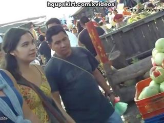 Hq bista mula sa ilalim ng palda ng bata anak na babae