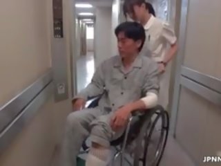Verlockend asiatisch krankenschwester geht verrückt