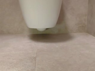 Beguiling pies en la lavabo